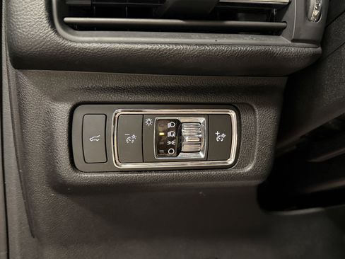 Used 2021 Lincoln Corsair AWD w/ Premium Package image 18