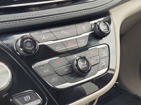 Used 2023 Chrysler Pacifica Touring-L image 26