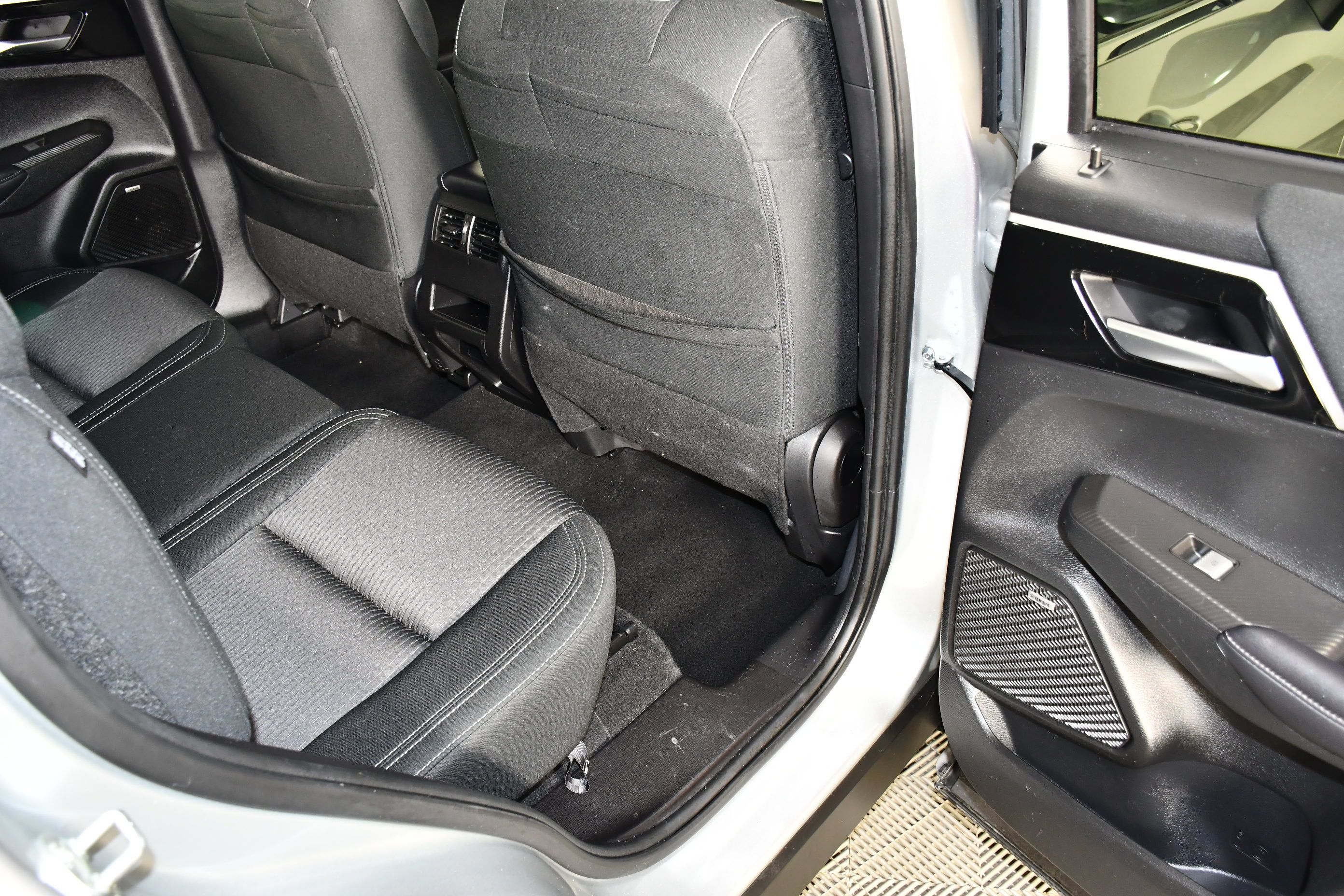 Used 2025 Mitsubishi Outlander ES FWD image 32