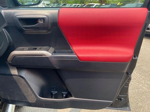 Used 2018 Toyota Tacoma SR5 AWD/4WD image 37