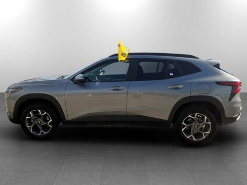 Used 2025 Chevrolet Trax LT FWD image 10