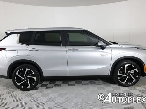 Used 2025 Mitsubishi Outlander SE AWD/4WD image 4