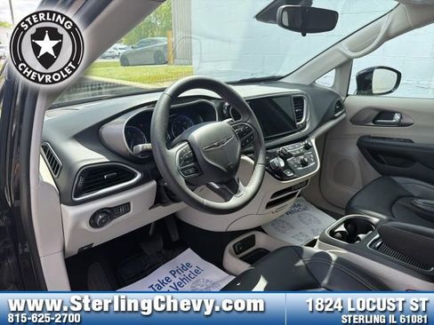 Used 2024 Chrysler Pacifica Touring-L FWD image 10