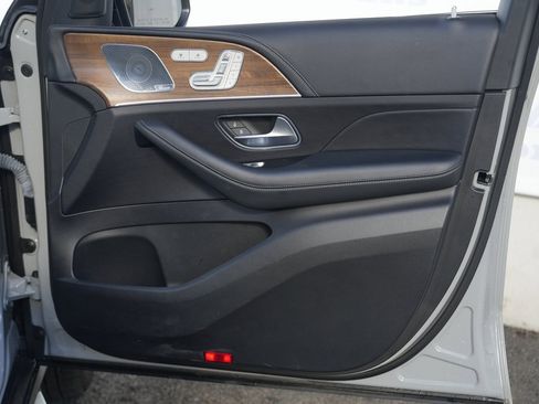 Used 2024 Mercedes-Benz GLS 580 4MATIC image 36