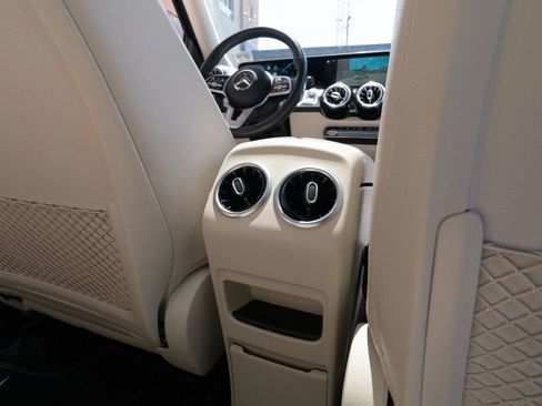 Used 2021 Mercedes-Benz GLB 250 4MATIC w/ Premium Package image 18