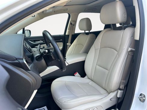 Used 2023 Buick Enclave Essence w/ Experience Buick Package FWD image 9