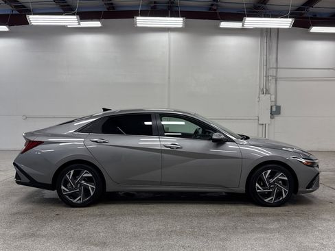 Used 2024 Hyundai Elantra Limited image 26