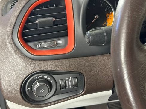 Used 2015 Jeep Renegade Latitude FWD image 19