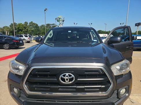 Used 2017 Toyota Tacoma SR5 w/ Tow Package RWD image 9