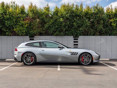 Used 2018 Ferrari GTC4Lusso T RWD image 8