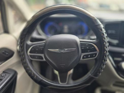 Used 2022 Chrysler Pacifica Touring-L FWD image 13