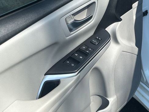 Used 2015 Toyota Camry SE image 11