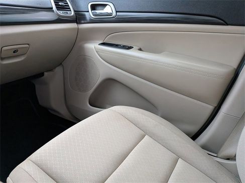 Used 2019 Jeep Grand Cherokee Laredo image 18