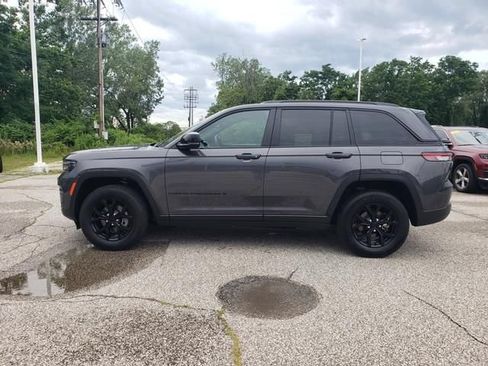 Used 2024 Jeep Grand Cherokee Altitude AWD/4WD image 7