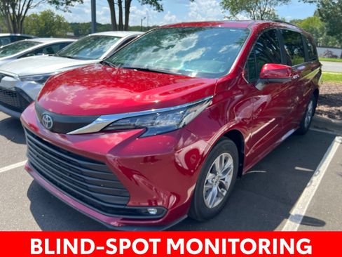 Used 2025 Toyota Sienna XLE FWD image 9