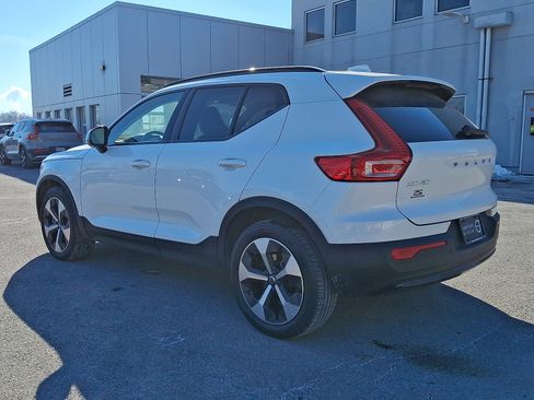 Used 2023 Volvo XC40 B5 Plus image 4