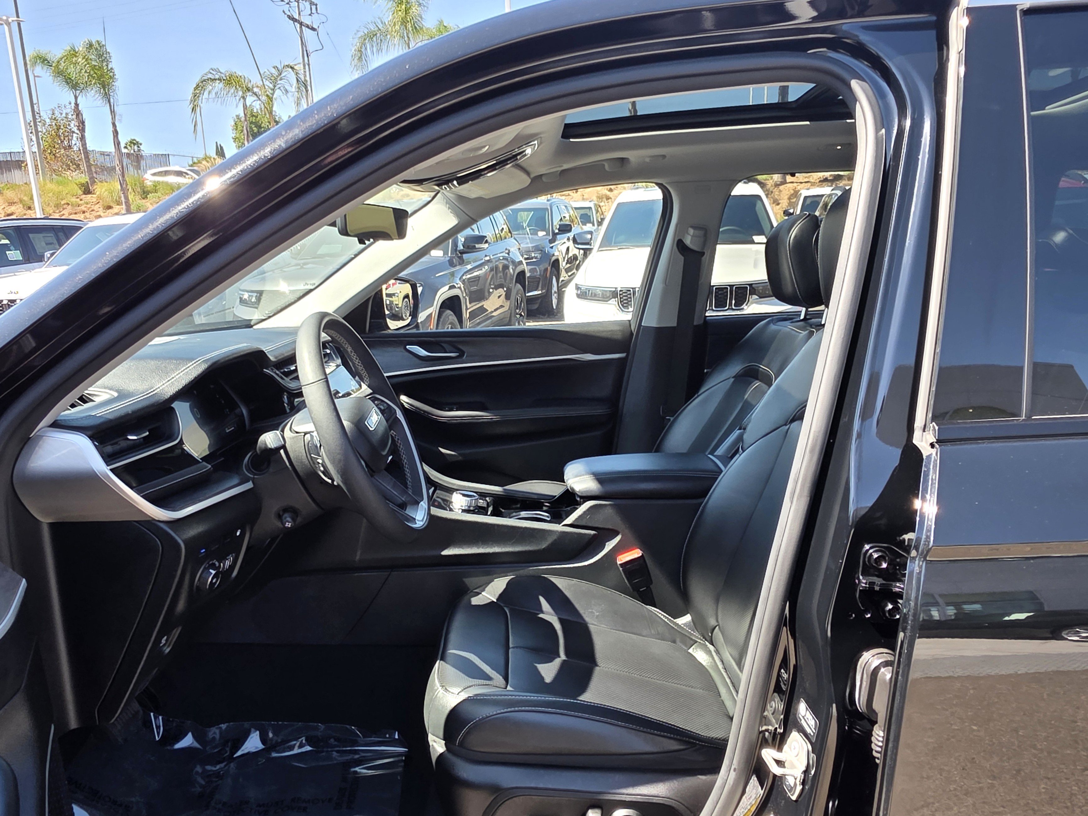 Certified 2023 Jeep Grand Cherokee 4WD 4xe w/ Luxury Tech Group II image 18