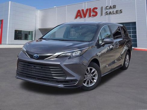 Used 2025 Toyota Sienna LE image 1