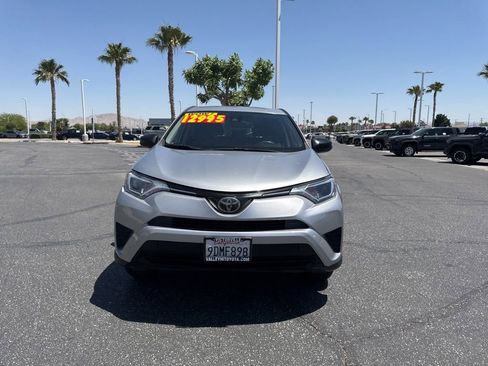 Used 2018 Toyota RAV4 LE FWD image 3