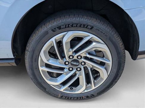 New 2025 Lincoln Navigator Reserve image 16