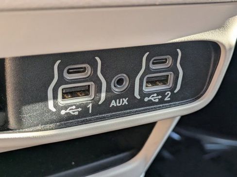 Used 2024 Chrysler Pacifica Touring-L image 19