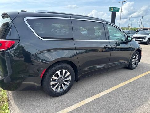 Used 2021 Chrysler Pacifica Touring-L FWD image 4