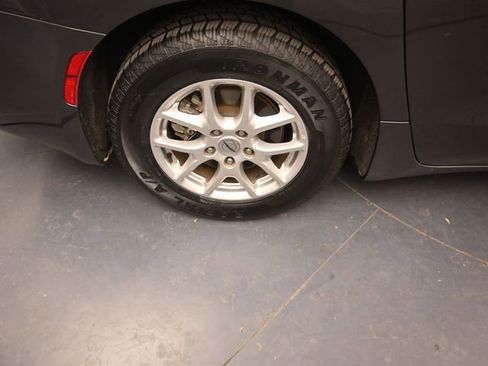 Used 2023 Chrysler Voyager LX image 9