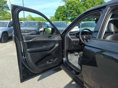 Used 2023 Jeep Grand Cherokee Limited w/ Black Appearance Package AWD/4WD image 12