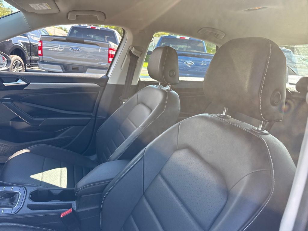 Used 2024 Volkswagen Jetta SE FWD image 22
