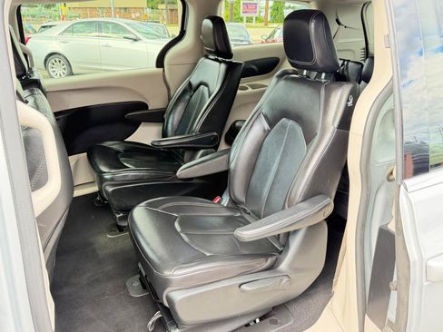 Used 2022 Chrysler Pacifica Touring-L FWD image 31