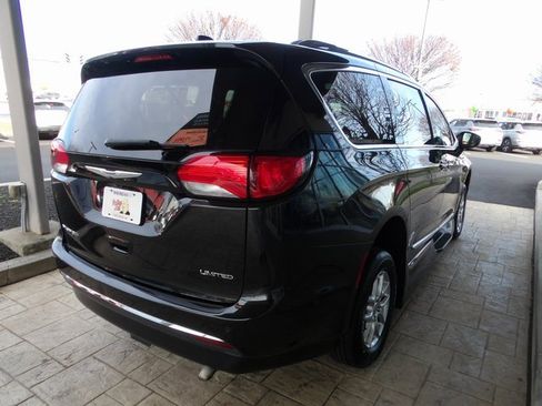 Used 2018 Chrysler Pacifica Limited w/ Tire & Wheel Group image 7