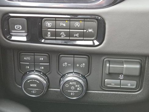 New 2026 GMC Yukon XL AT4 Ultimate w/ LPO, Illumination Package AWD/4WD image 13