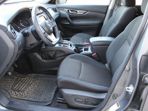 Used 2019 Nissan Rogue SV image 15