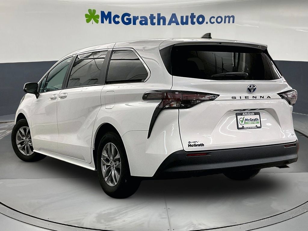 Used 2025 Toyota Sienna LE FWD image 3