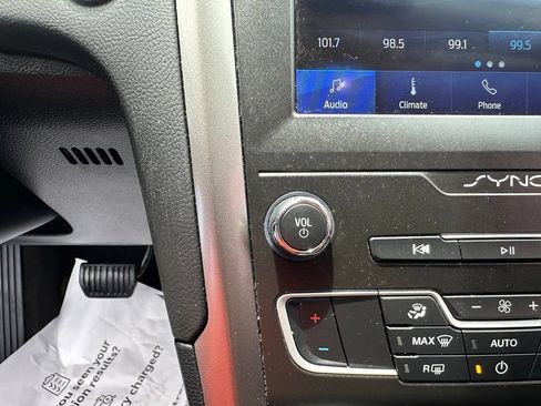 Used 2019 Ford Fusion SE FWD image 18