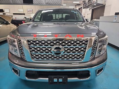 Used 2018 Nissan Titan SL image 5
