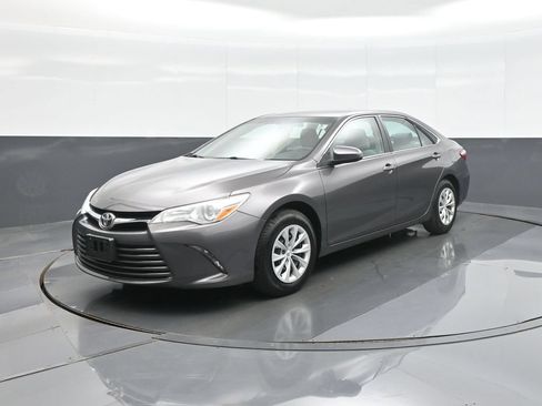 Used 2016 Toyota Camry LE FWD image 3