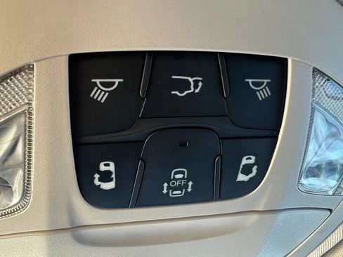 Used 2017 Chrysler Pacifica Touring-L image 41