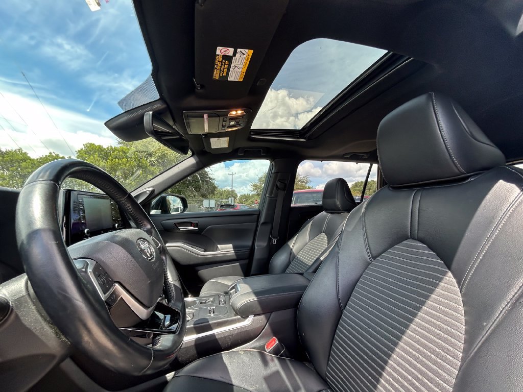 Used 2022 Toyota Highlander XSE FWD image 12