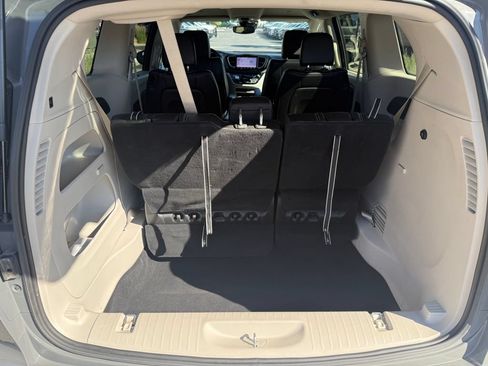 Used 2023 Chrysler Pacifica Touring-L FWD image 14
