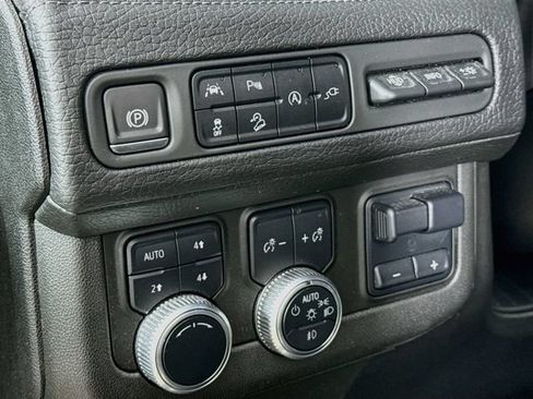 Used 2021 GMC Yukon XL Denali w/ Denali Premium Package AWD/4WD image 10
