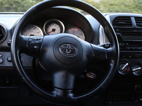 Used 2005 Toyota RAV4 4WD image 16