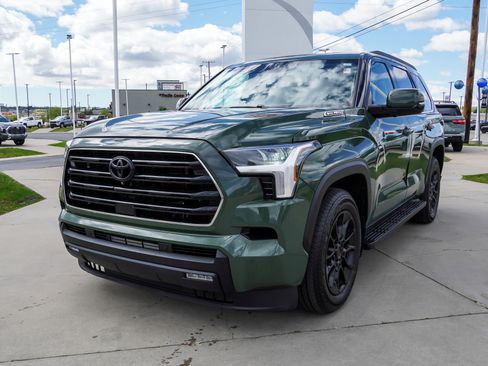 Certified 2023 Toyota Sequoia SR5 AWD/4WD image 4