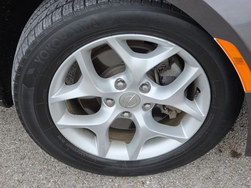 Used 2017 Chrysler Pacifica Touring-L w/ Tire & Wheel Group image 8