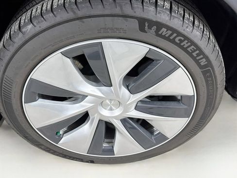 Used 2022 Tesla Model Y Long Range AWD/4WD image 39