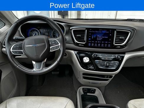 Used 2017 Chrysler Pacifica Touring-L w/ Tire & Wheel Group FWD image 11