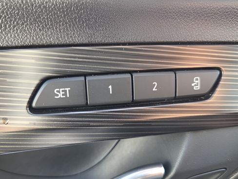 Used 2024 GMC Terrain SLT AWD/4WD image 30