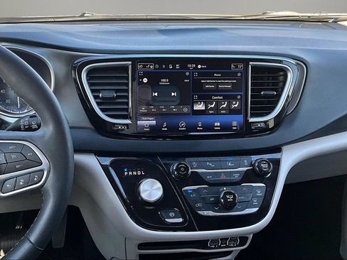 Used 2023 Chrysler Pacifica Touring-L FWD image 9