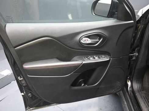 Used 2022 Jeep Cherokee Trailhawk AWD/4WD image 11