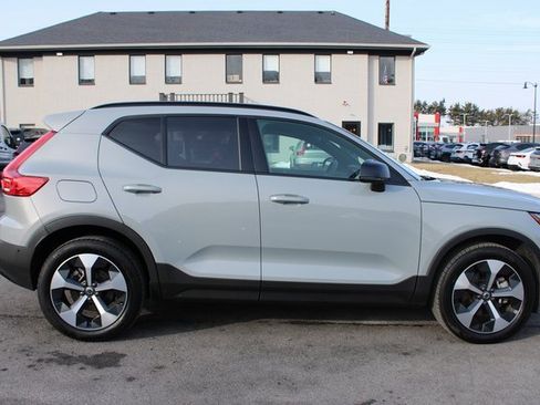 Used 2025 Volvo XC40 B5 Plus image 6